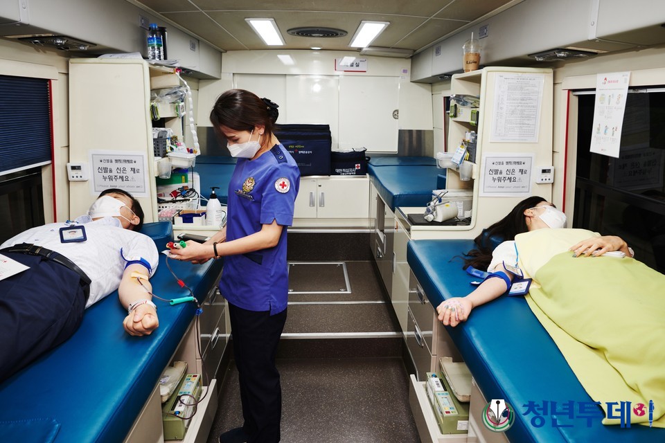 사진은 2020년9월 새마을금고중앙회 임직원들이 서울 강남구 삼성동 본부회관을 방문한 헌혈버스에서 헌혈에 참여하고 있다.//새마을금고중앙회 제공
