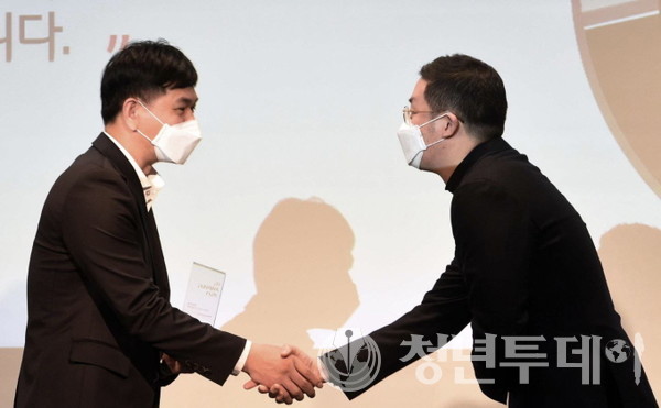 30일 오후 서울 마곡 LG사이언스파크에서 개최한 'LG 어워즈(Awards)'에서 구광모 LG 대표(좌측)가 일등LG상 수상자를 축하하며 악수하는 모습. 사진=LG그룹
