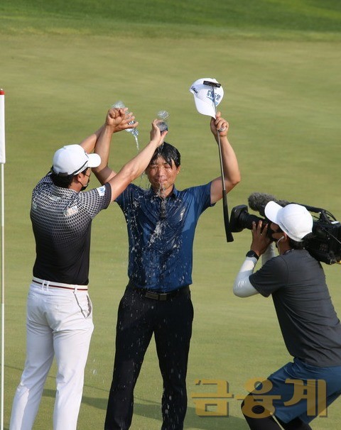 6일 우승차지한 이동민을 김태훈프로가 축하를 하고있다 김태훈은 이번 대회에서 5위를 차지해 상금으로 4900만원을 받는다. 2021.06.06