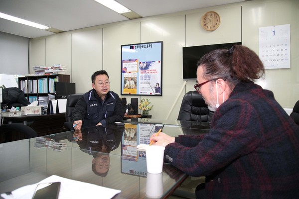 전국금융산업노동조합 위원장실에서 박홍배 위원장 인터뷰 장면