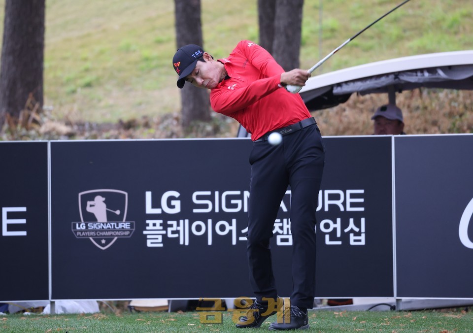 김한별 시즌 마지막 대회인 LG SIGNATURE 플레이어스 챔피언십에서 대회 3일째인 12일 마지막 18홀에서 빗속에 드라이버 티샷을 하고 있다.2022.11.12
