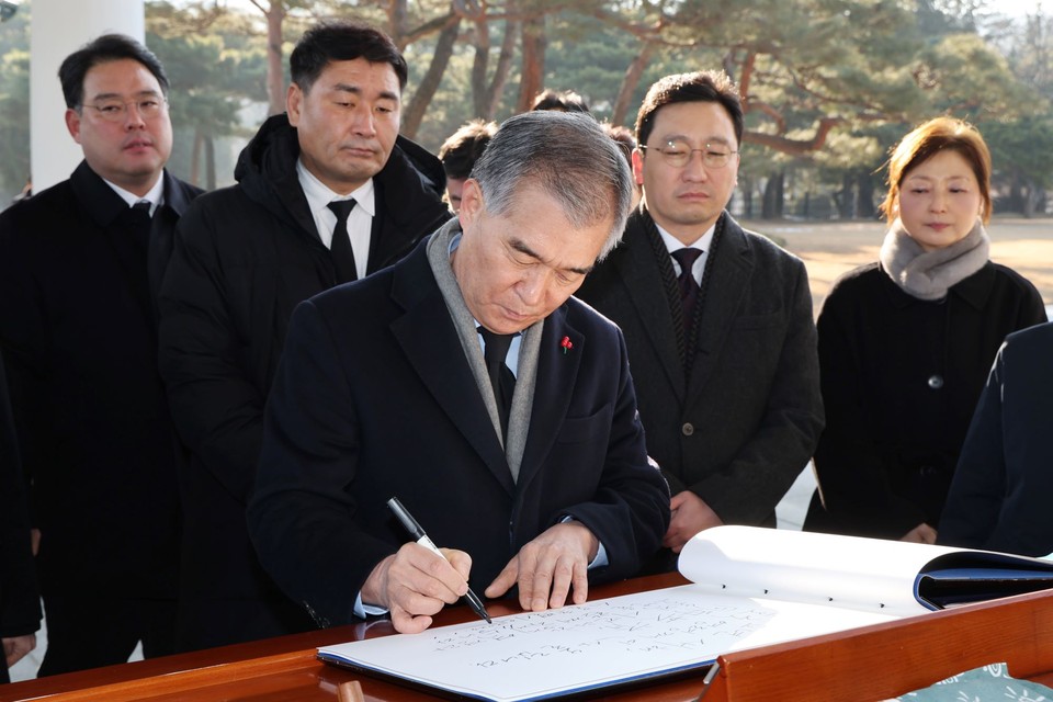 서울특별시의회 김현기 의장이 1일 현충원 참배를 하고 방명록에 서명하고있다.