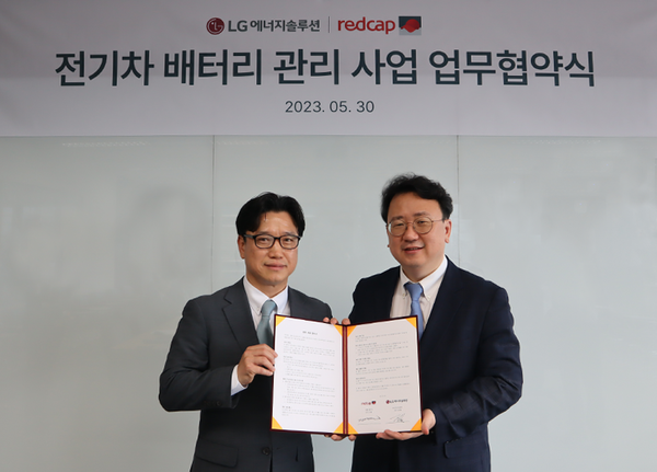 30일 LG에너지솔루과 레트캡투어가 서울 중구에 위치한 레드캡투어 본사에서 전기차 배터리 관리 사업에 대한 업무협약(MOU)를 체결했다. 사진=LG에너지솔루션