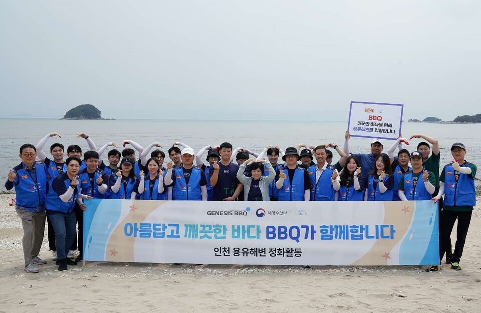 BBQ치킨_지난 30일 오후 2시, 제너시스BBQ 그룹이 반려해변으로 입양한 인천 용유해변에서 바다의 날을 맞아 해변을 걸으며 봉사활동을 펼치고있다.