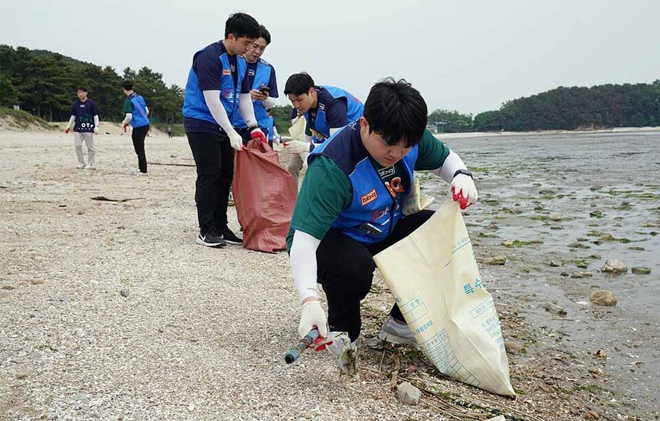 BBQ치킨_지난 30일 오후 2시, 제너시스BBQ 그룹이 반려해변으로 입양한 인천 용유해변에서 바다의 날을 맞아 해변을 걸으며 봉사활동을 펼치고있다.