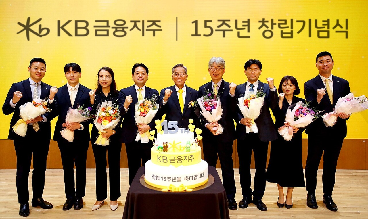 KB금융 윤종규 회장이 장기 근속 직원들과 함께 기념촬영을 하고 있다.