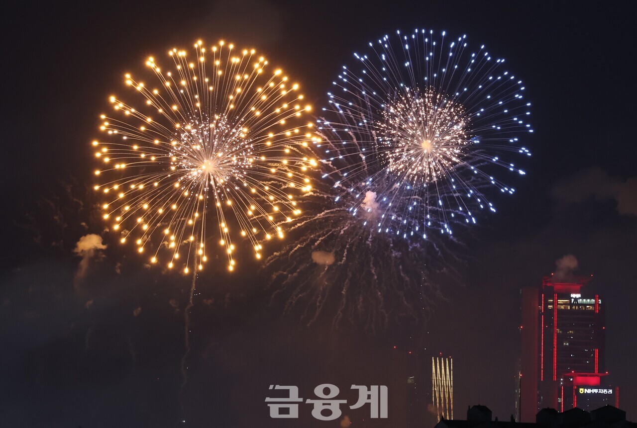 서울 하늘 높이 치솟은 폭죽의 역동적인 순간들이 서울 하늘 높이 치솟아 아름다운 장관을 수 놓았다. 2023.10.07