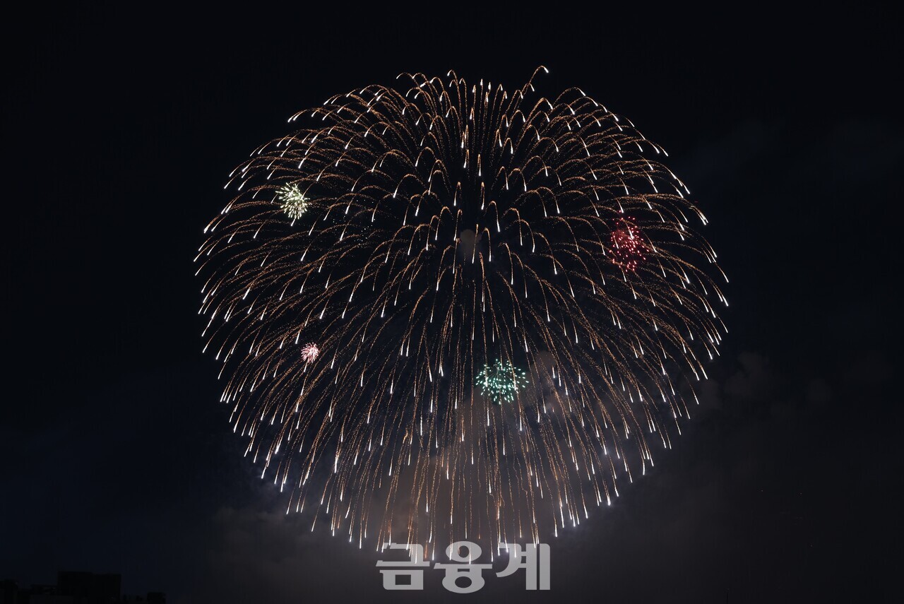 서울 하늘 높이 치솟은 폭죽의 역동적인 순간들이 서울 하늘 높이 치솟아 아름다운 장관을 수 놓았다. 2023.10.07