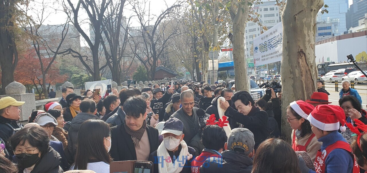 지난8일 허경영 총재가 무료급식을 받아가는 어르신들께 방한 목도리를 나눠주고 있다.[사진=국가혁명당 제공]