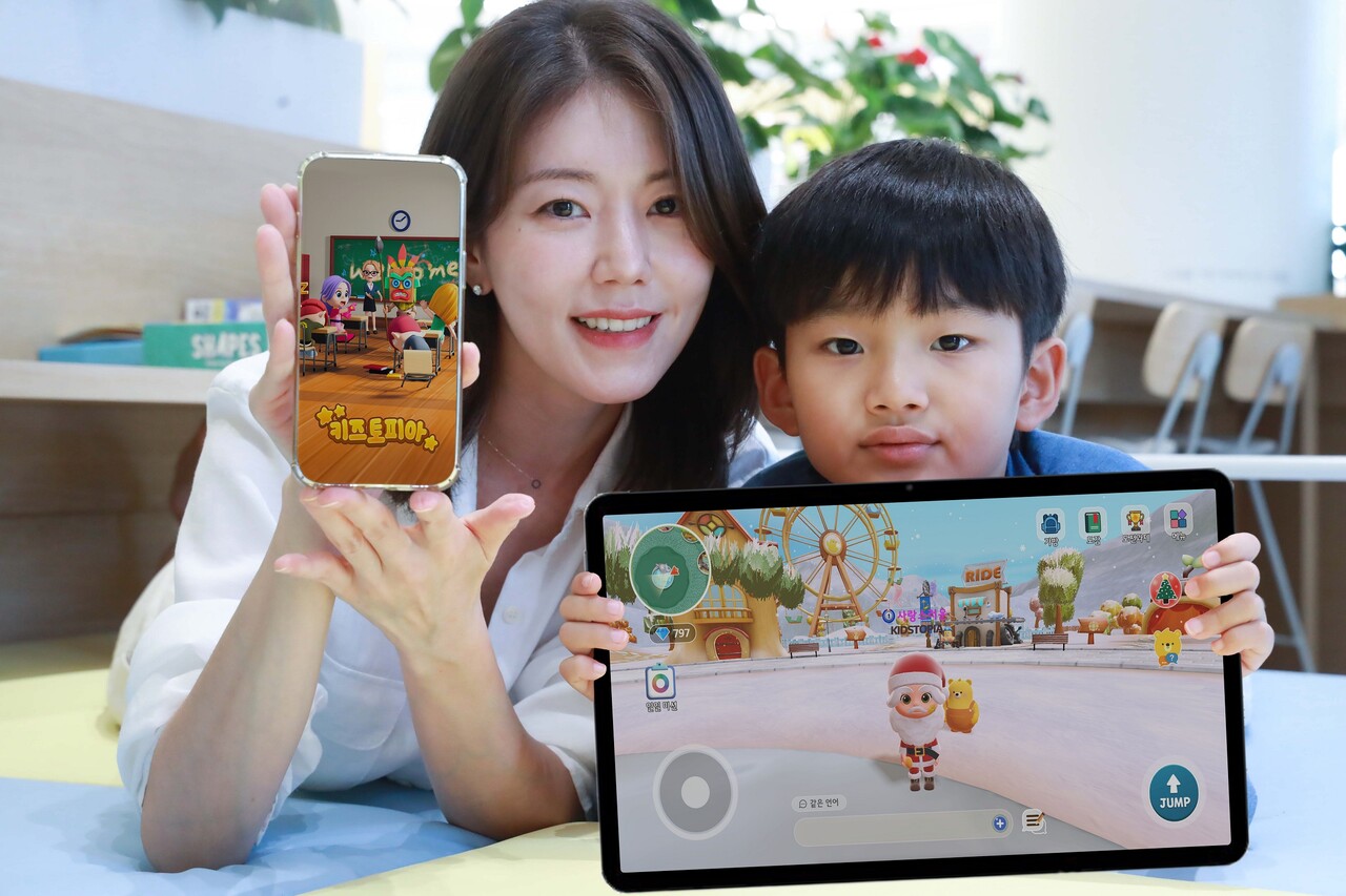 LG유플러스는 자사의 어린이 특화 메타버스 서비스인 ‘키즈토피아(KidsTopia)’가 국내외 가입자 20만명을 돌파했다고 20일 밝혔다. 사진은 LG유플러스 모델이 키즈토피아를 소개하는 모습.