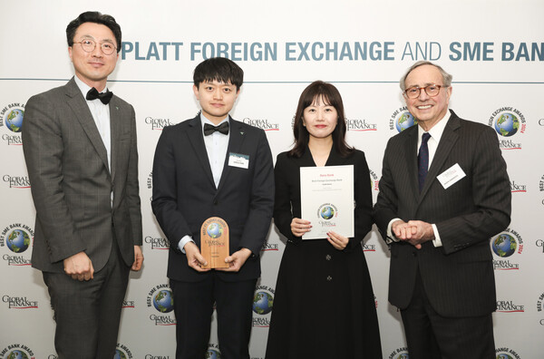 하나은행(은행장 이승열)은 미국 글로벌 금융∙경제 전문지 ‘글로벌파이낸스’가 선정하는 ‘2024 대한민국 최우수 외국환 은행상(Best Foreign Exchange Provider in Korea 2024)'을 수상했다. 시상식에 참석한 신경연 하나은행 런던지점 팀장(맨 왼쪽)과 하나은행 직원들이 조셉 히라푸토 (Joseph D. Giarraputo) 글로벌파이낸스지 발행인 겸 대표 (사진 맨 오른쪽)와 기념 촬영을 하고 있다. 사진=하나은행 제공