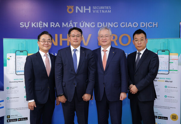 NH투자증권(대표 정영채)은 베트남 자회사인 NH Securities Vietnam이 디지털 금융 서비스를 강화하기 위해 신규 MTS(모바일트레이딩서비스)인 ‘NHSV Pro’를 출시했다고 27일 밝혔다. 이번 MTS 론칭행사에 NH투자증권 정영채 사장과 WM Digital사업부 정중락 총괄대표, Global사업본부 김홍욱 대표 등이 참석했다. 사진=NH투자증권
