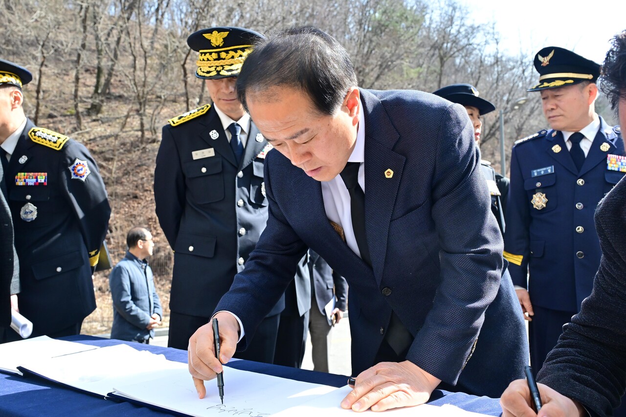 김용호 서울시의원은 방명록에 ‘소방관님들의 희생을 잊지 않겠습니다. 유족들을 끝까지 보살피겠습니다’라고 기록했다.