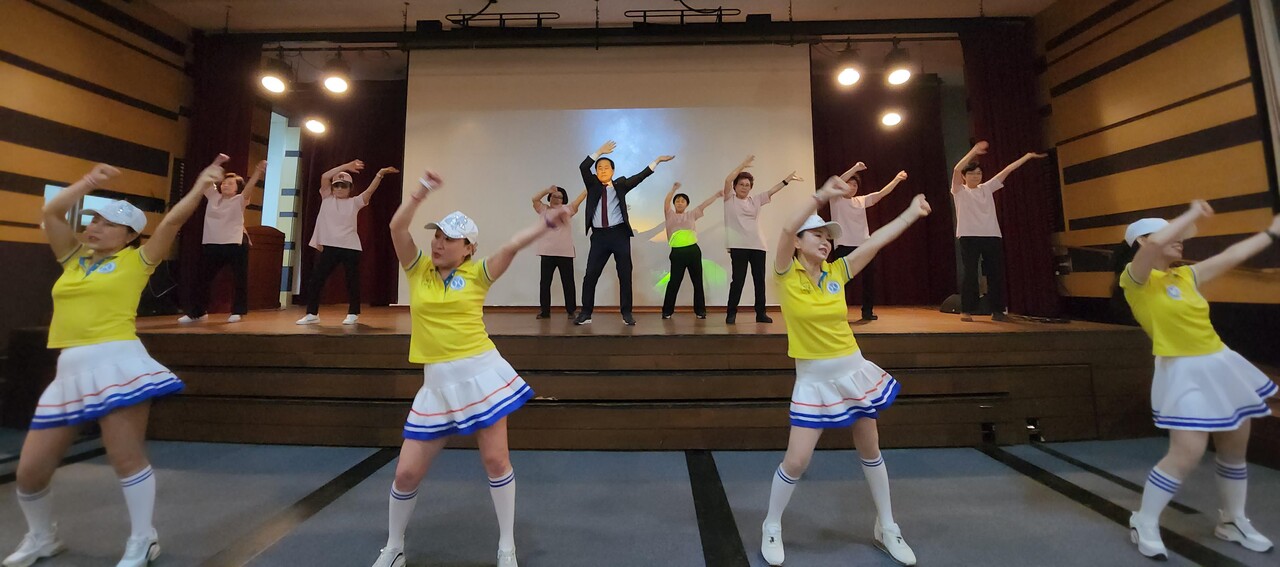 ‘으랏차차 출생장려 국민댄조 서울시 캠페인’에서 김용호 시의원이 하이컨디션국민운동본부 강사들과 함께 국민댄조 운동을 하고 있다.